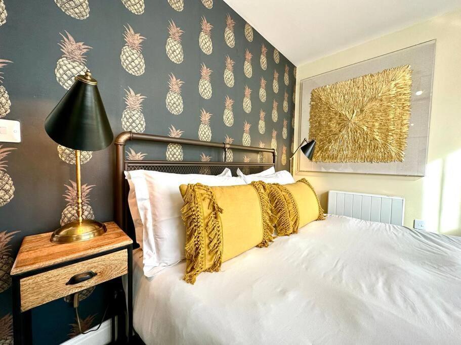 Designer Apartment: Quayside Comfort With Parking & Wi-fi Apartment *