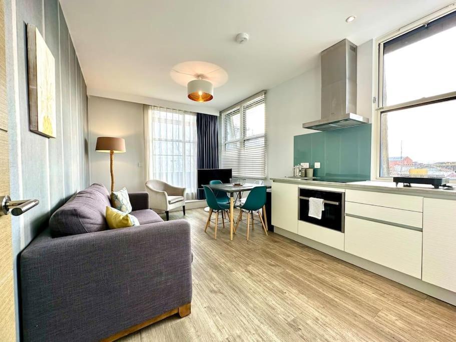 Quayside Retreat: Stylish 2-bedroom Near Harbour Apartment Poole