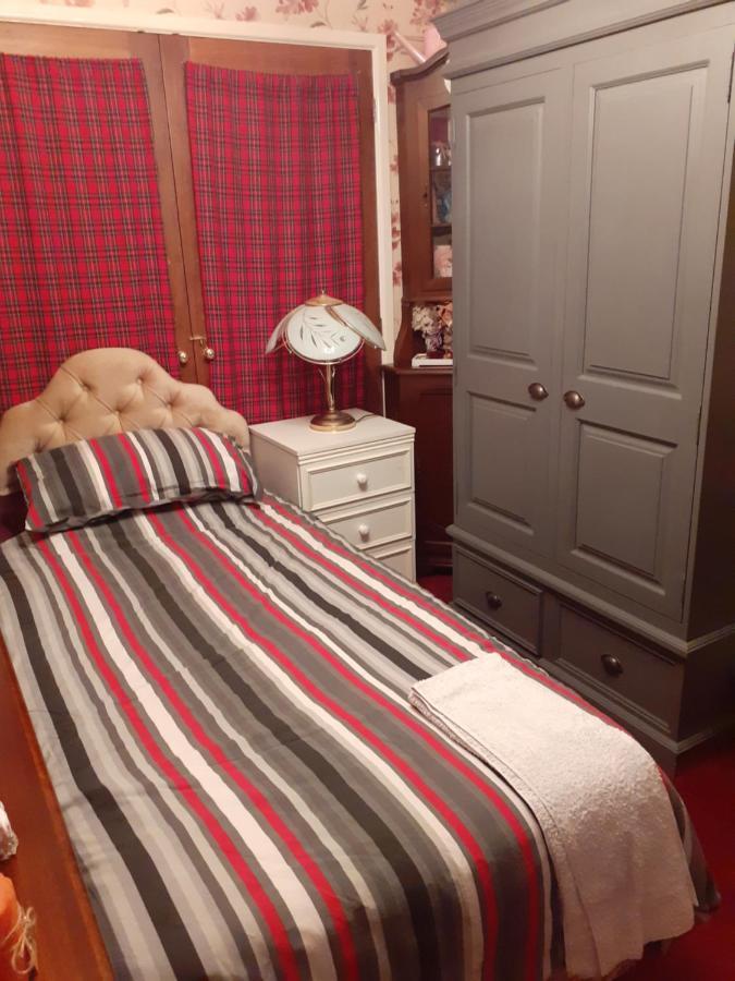 Newly Decorated & Furniture, 2 Single Beds, Large Room, Sofa, Netflix, Garden View, Patio & Seating Casa de hóspedes 2*