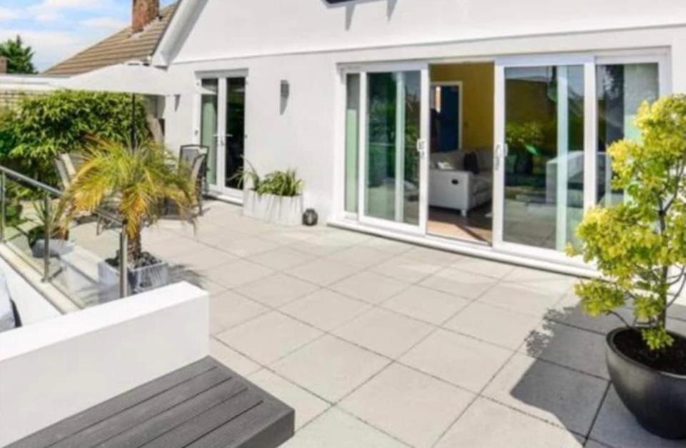 Modern With Large Hot Tub * Poole