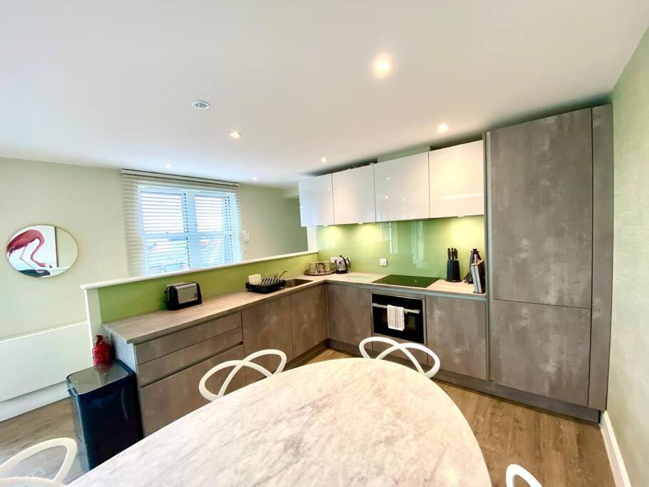 Quayside Penthouse: Poole's Prime 3-bedroom Haven Apartment Poole