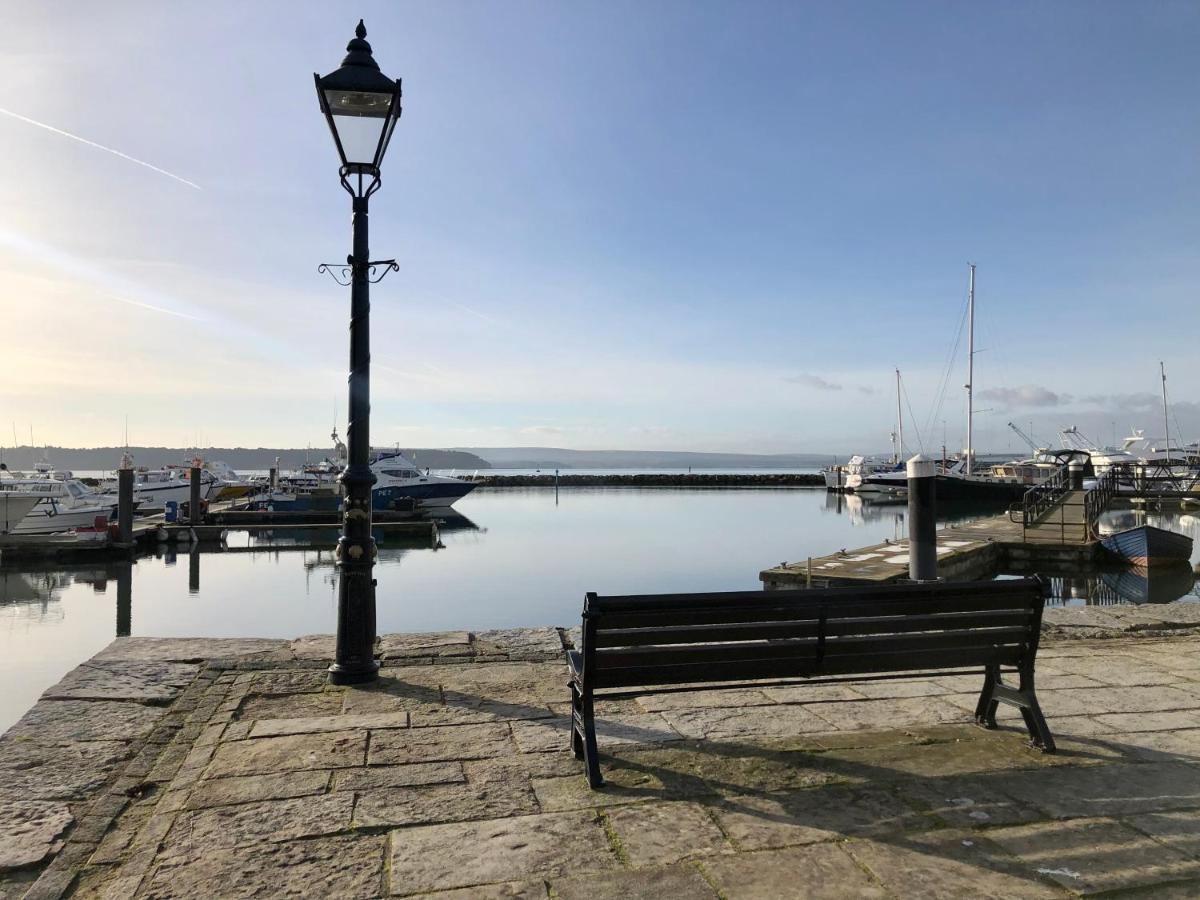 House With Parking, Short Stroll To Quay, Shops And Restaurants *