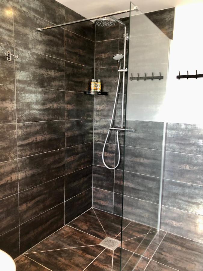 House With Parking, Short Stroll To Quay, Shops And Restaurants *