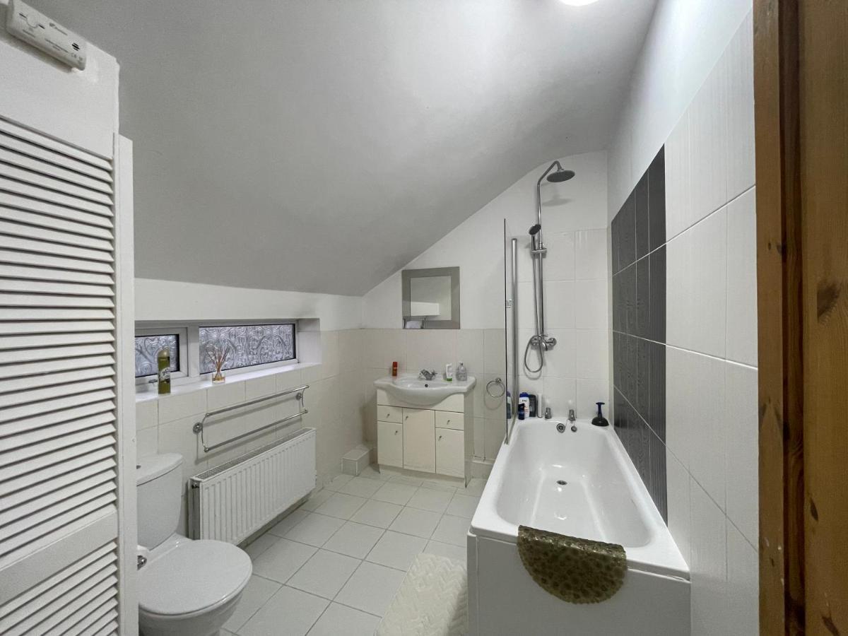 South Coast Guest With Free Parking Homestay