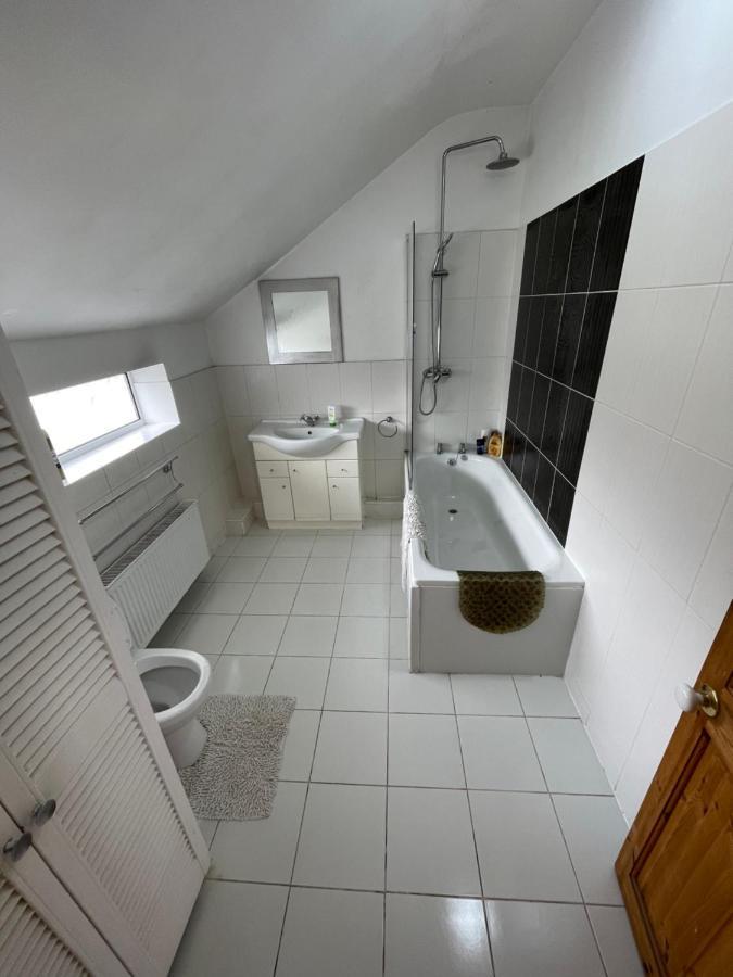 South Coast Guest With Free Parking Homestay *