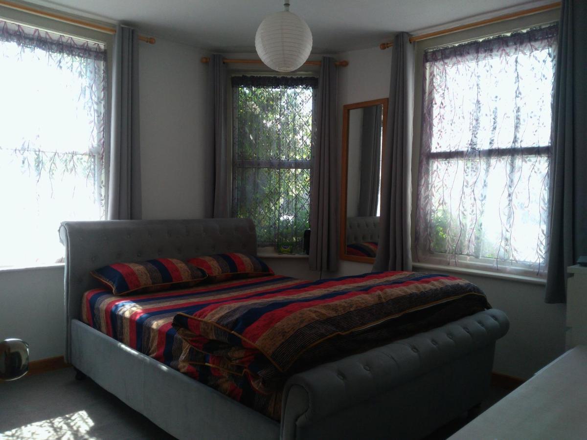 South Coast Guest With Free Parking Homestay *