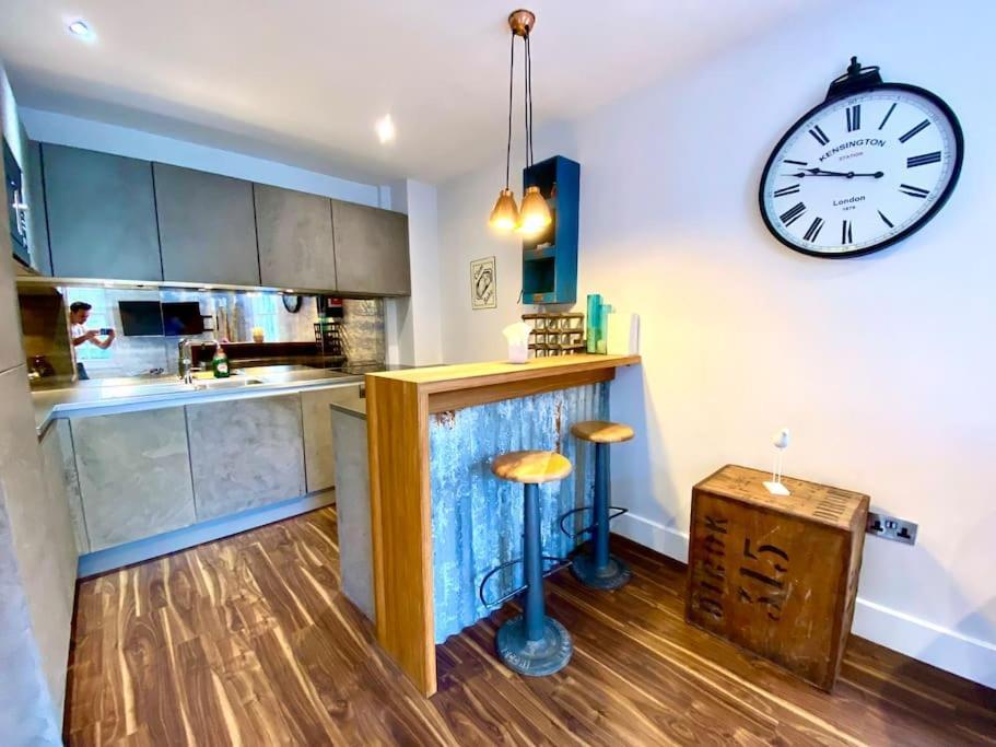Apartment Quayside Cottage: Charming In Poole's Old Town Poole