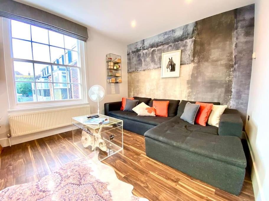 Apartment Quayside Cottage: Charming In Poole's Old Town *