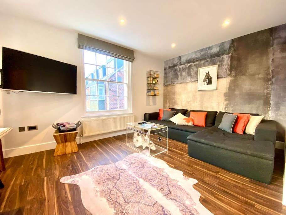 Quayside Cottage: Charming In Poole's Old Town Apartment Poole