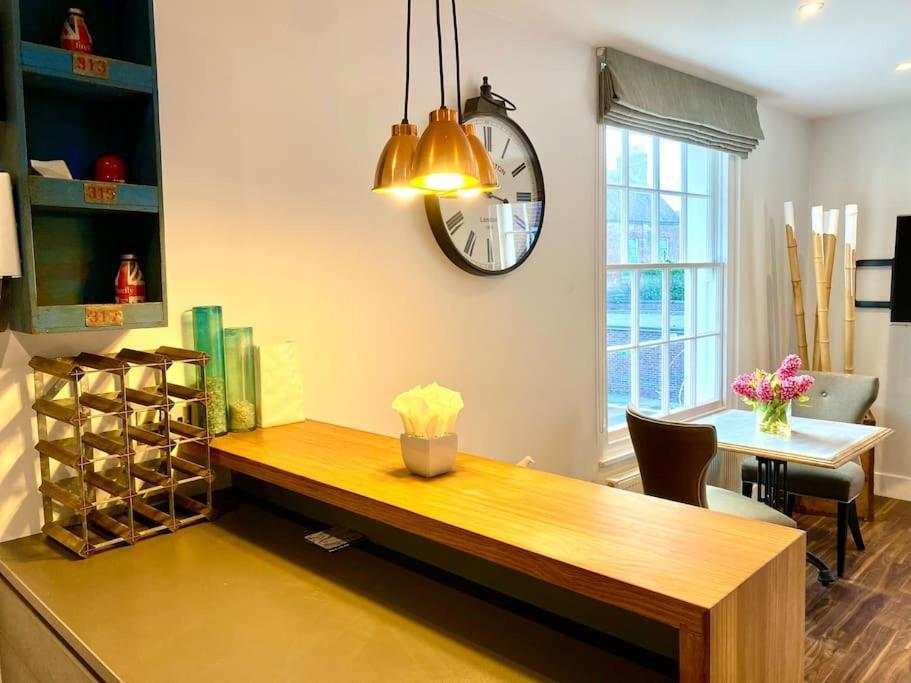 Quayside Cottage: Charming In Poole's Old Town *
