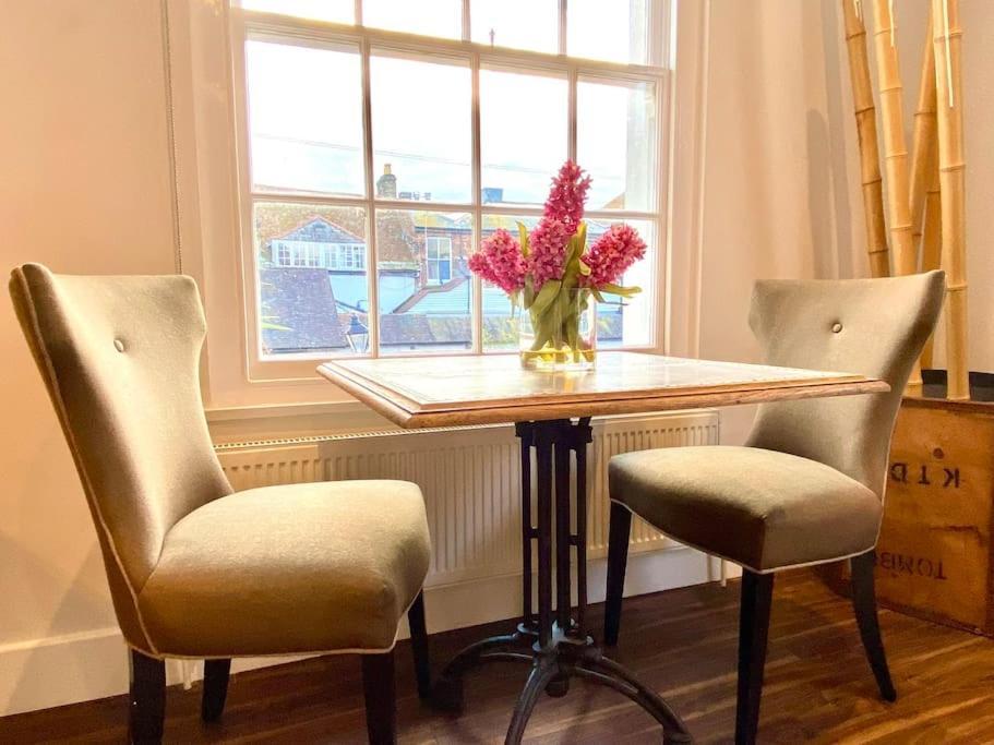 Quayside Cottage: Charming In Poole's Old Town Poole
