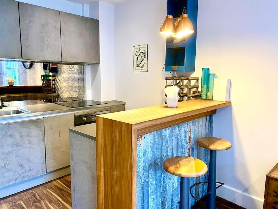 Apartment Quayside Cottage: Charming In Poole's Old Town Poole