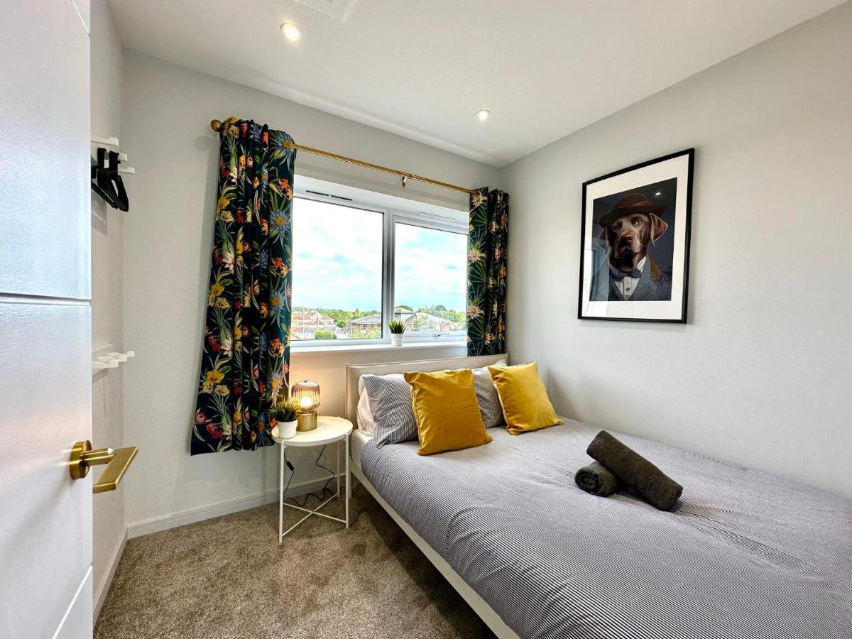 Coastal Haven: 4-bedroom Retreat With Free Parking And Fast Wi-fi Holiday home