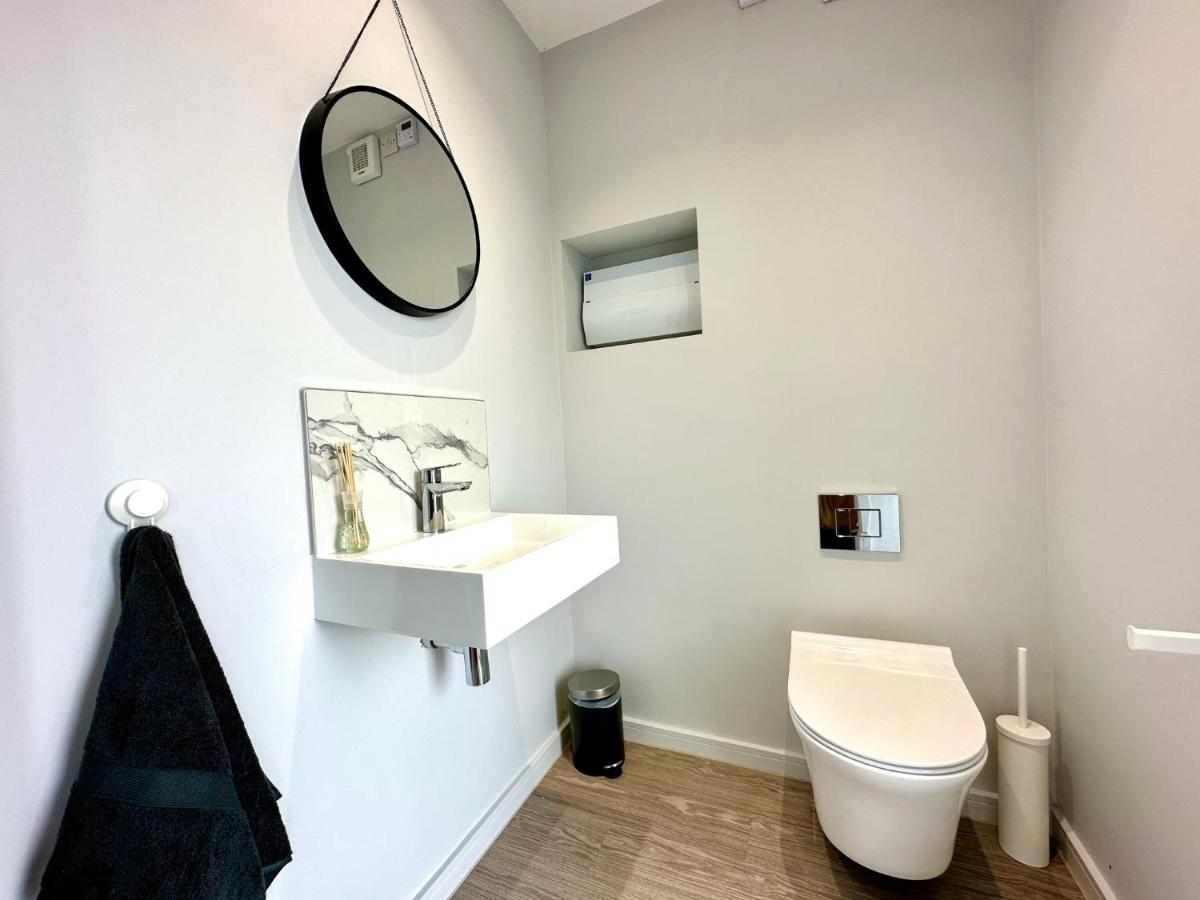 Coastal Haven: 4-bedroom Retreat With Free Parking And Fast Wi-fi *