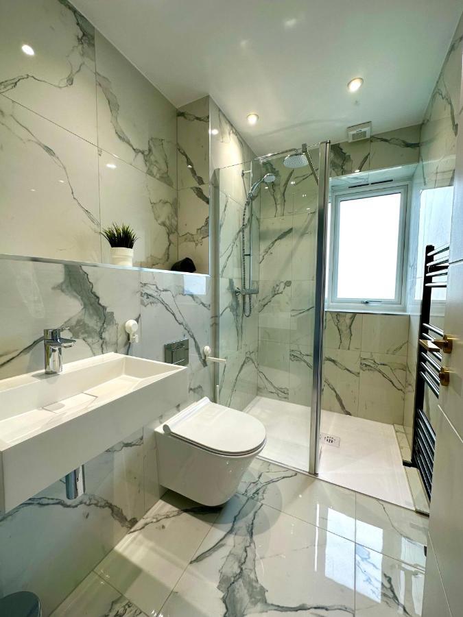 Coastal Haven: 4-bedroom Retreat With Free Parking And Fast Wi-fi Holiday home Poole