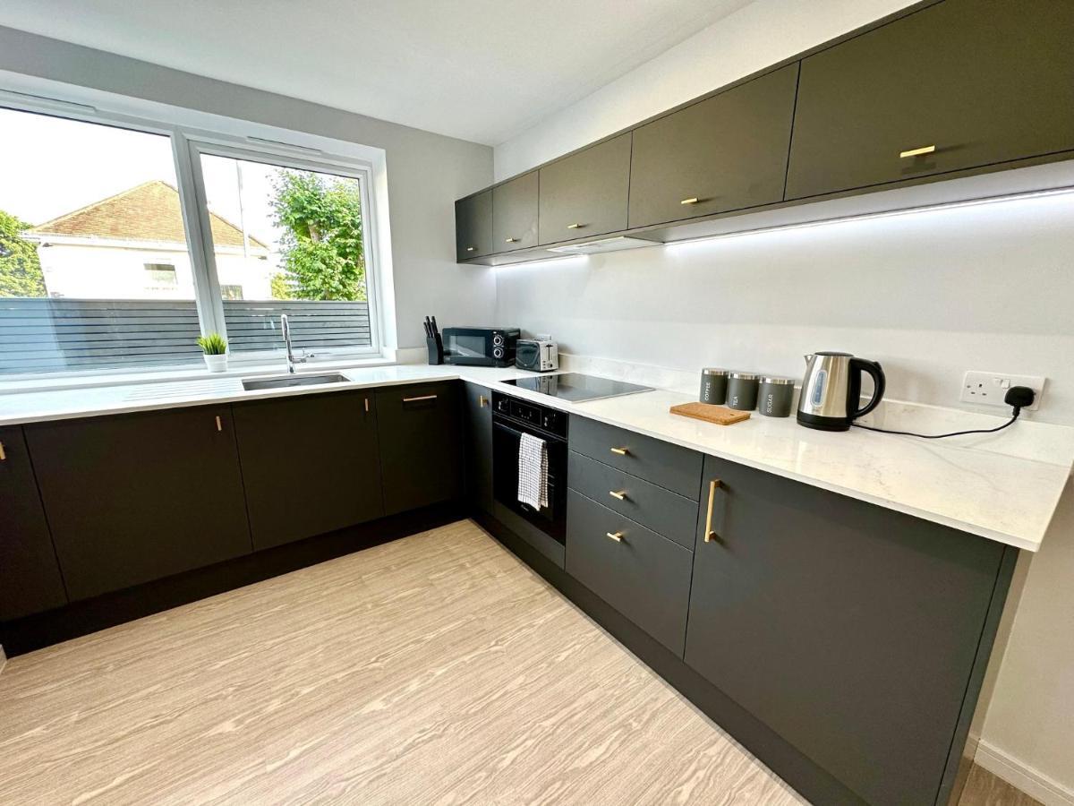 Coastal Haven: 4-bedroom Retreat With Free Parking And Fast Wi-fi Holiday home *