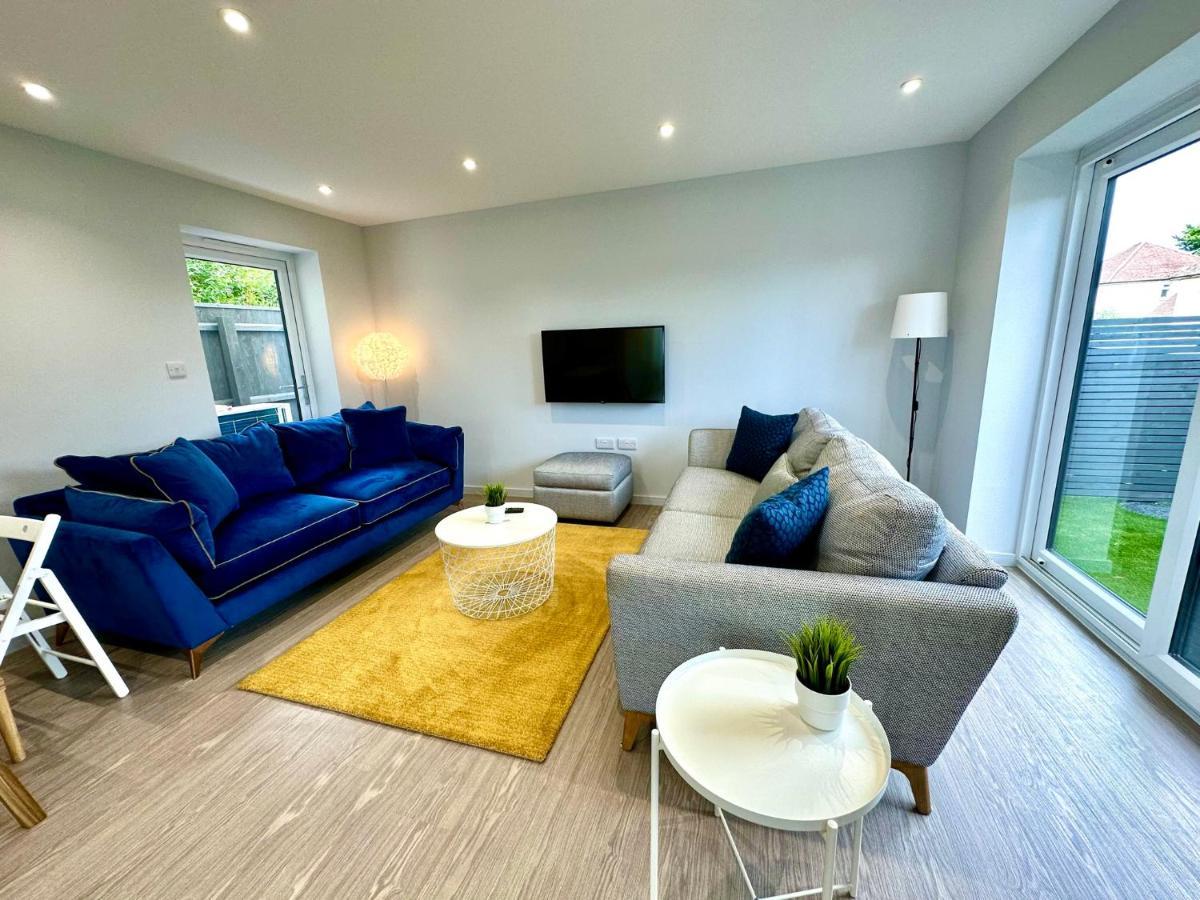 Coastal Haven: 4-bedroom Retreat With Free Parking And Fast Wi-fi Holiday home