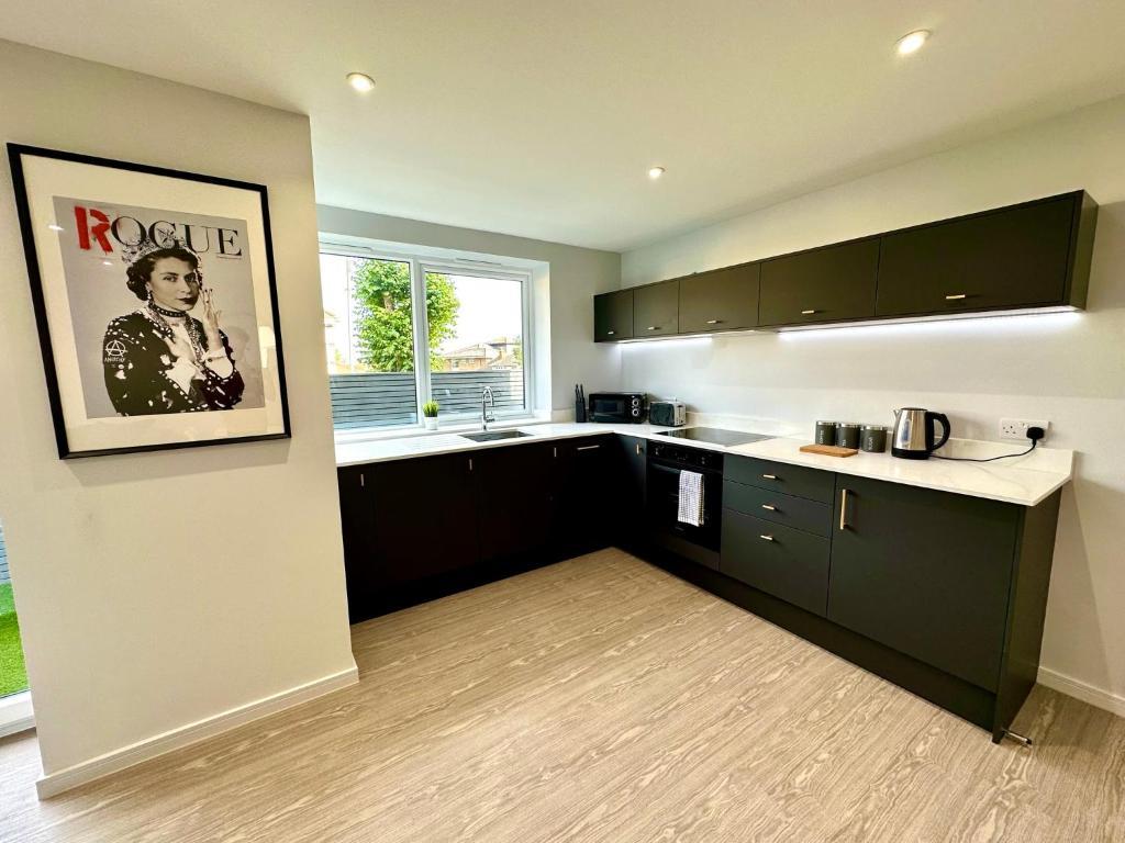 Coastal Haven: 4-bedroom Retreat With Free Parking And Fast Wi-fi Holiday home Poole