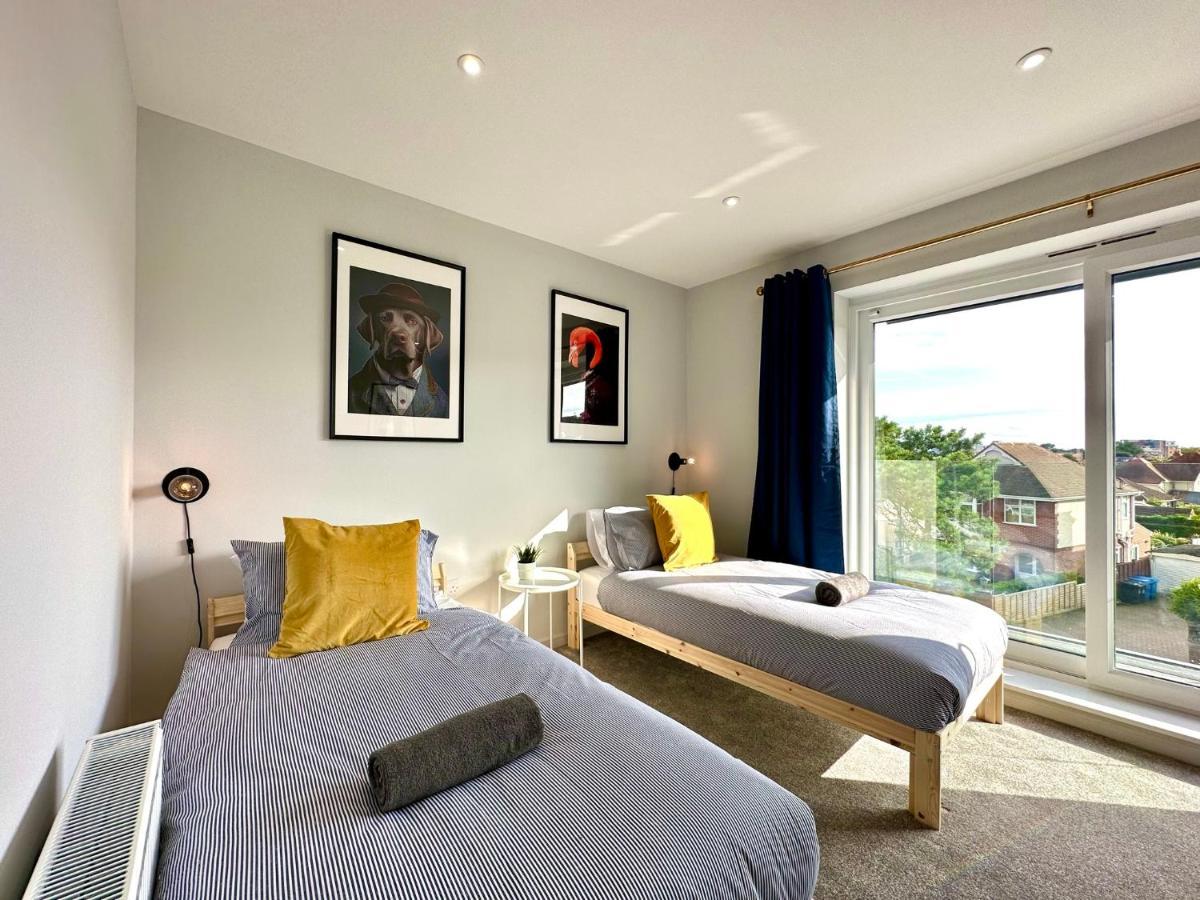 Holiday home Coastal Haven: 4-bedroom Retreat With Free Parking And Fast Wi-fi *