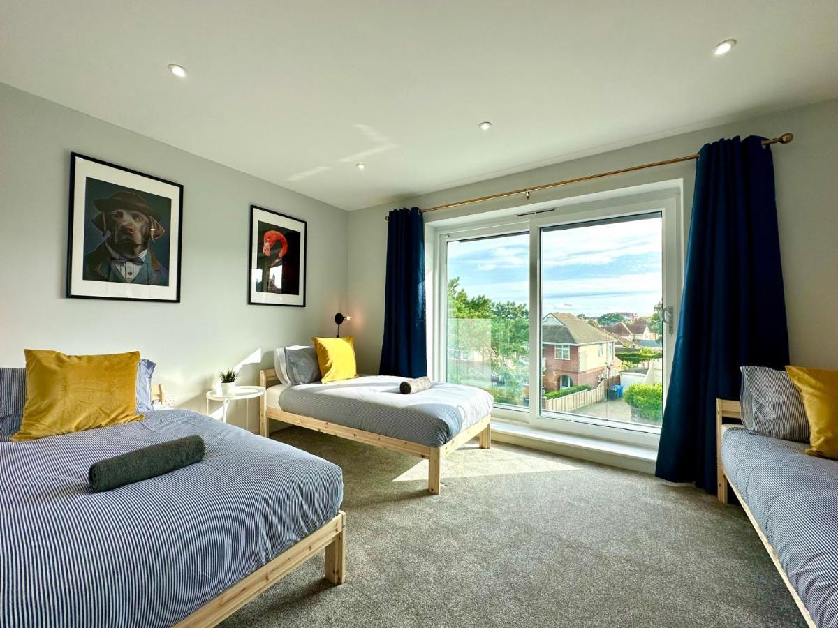 Coastal Haven: 4-bedroom Retreat With Free Parking And Fast Wi-fi Poole