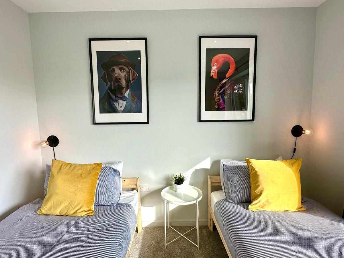 Coastal Haven: 4-bedroom Retreat With Free Parking And Fast Wi-fi Holiday home