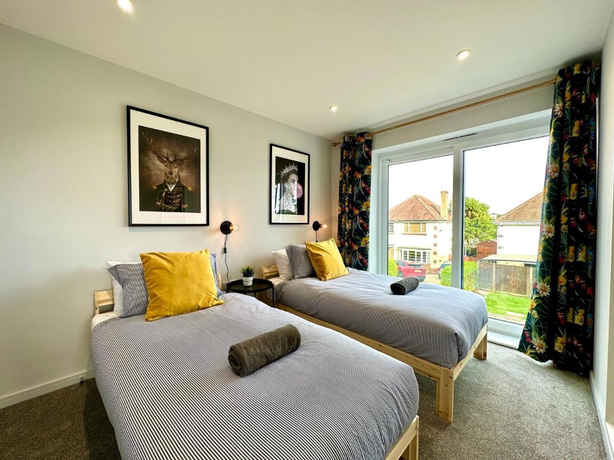 Coastal Haven: 4-bedroom Retreat With Free Parking And Fast Wi-fi Holiday home *