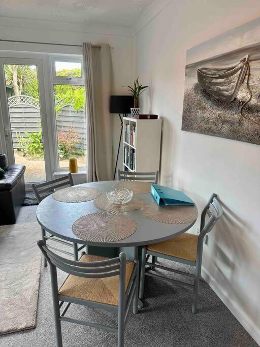 Spindrift, Spacious Bungalow Near Beach * Poole