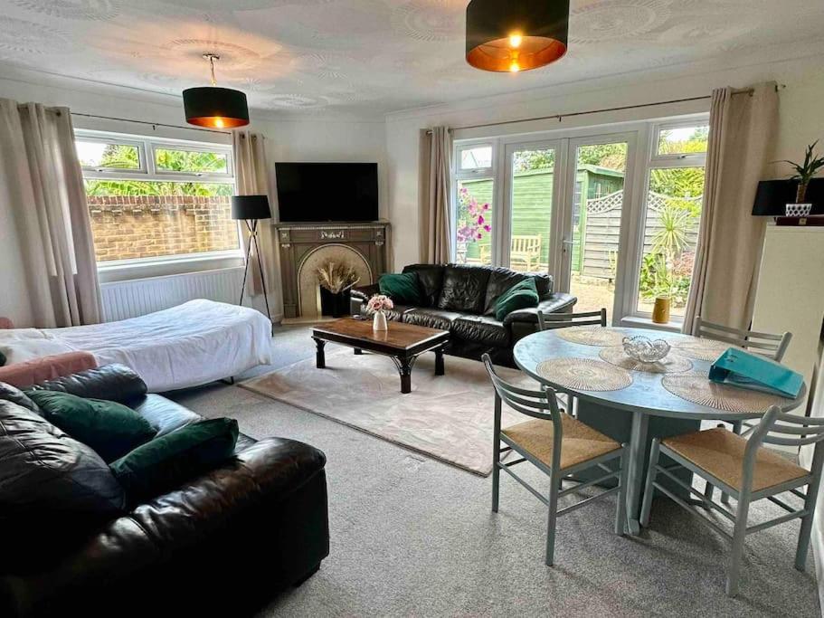 Spindrift, Spacious Bungalow Near Beach Holiday home Poole