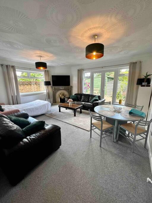 Spindrift, Spacious Bungalow Near Beach *