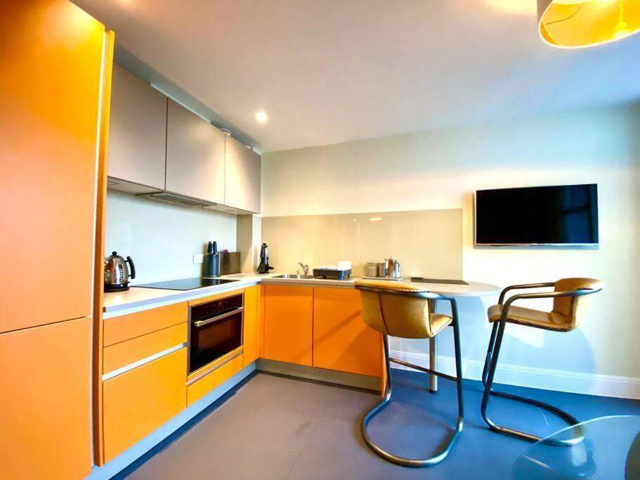 Apartment Incredible - Amazing Location - Free Parking & Wifi! *