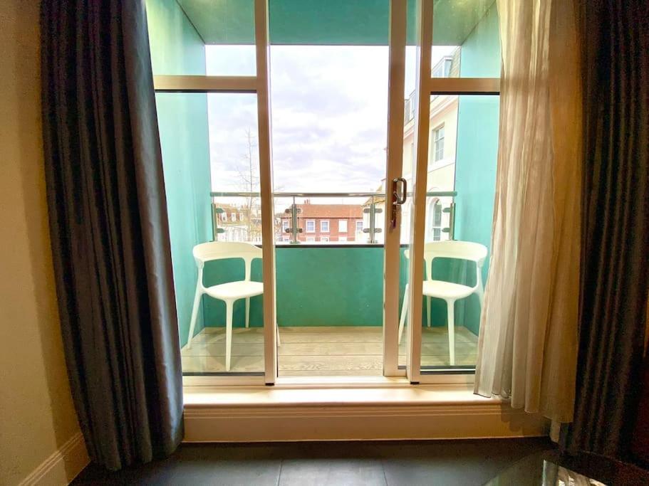 Apartment Incredible - Amazing Location - Free Parking & Wifi! *