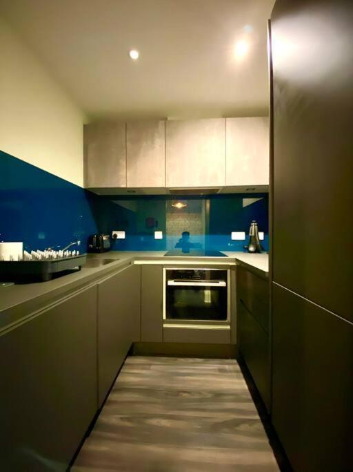 Stunning - Free Parking & Wifi! Apartment