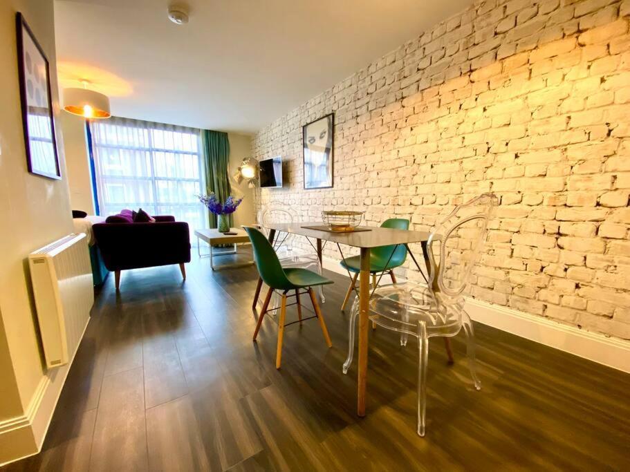 Apartment Stunning - Free Parking & Wifi! *
