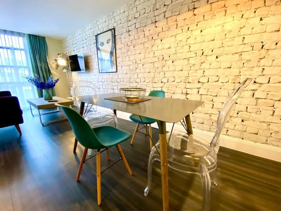 Apartment Stunning - Free Parking & Wifi!