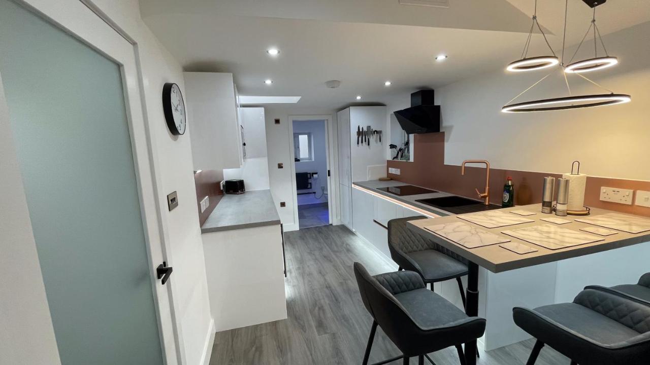 Apartment Private Luxury By The Sea, With A Personal Gym, Hot Tub, And Free Parking! Poole