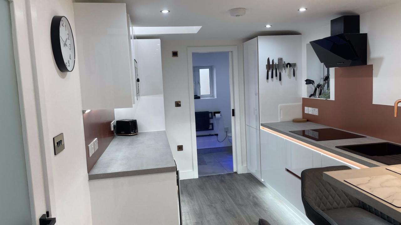 Apartment Private Luxury By The Sea, With A Personal Gym, Hot Tub, And Free Parking! *
