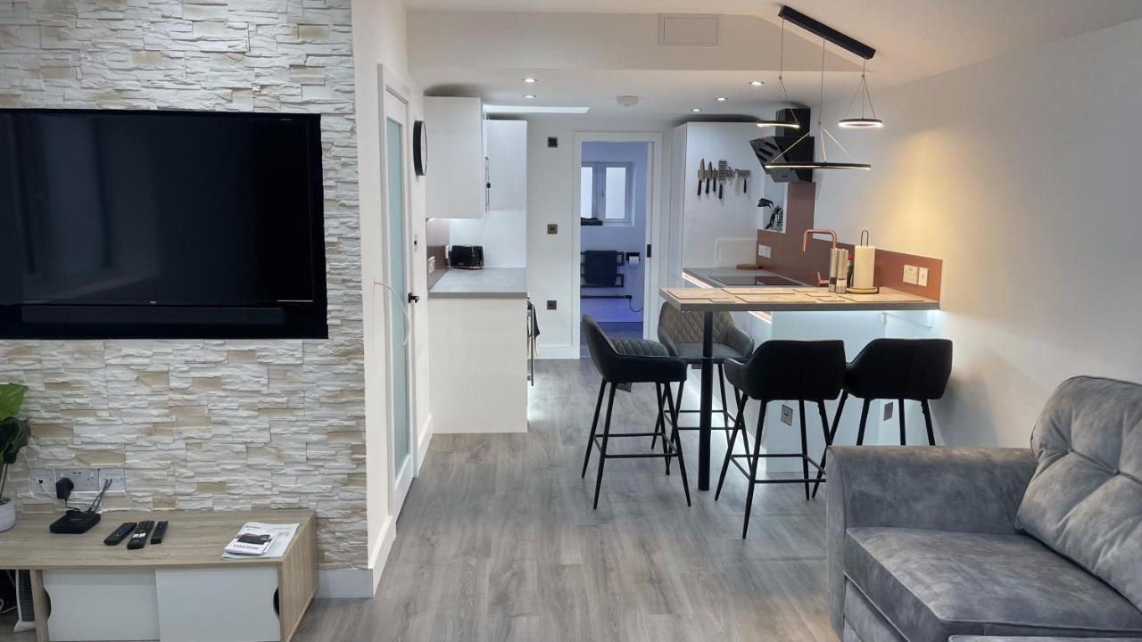 Apartment Private Luxury By The Sea, With A Personal Gym, Hot Tub, And Free Parking! Poole
