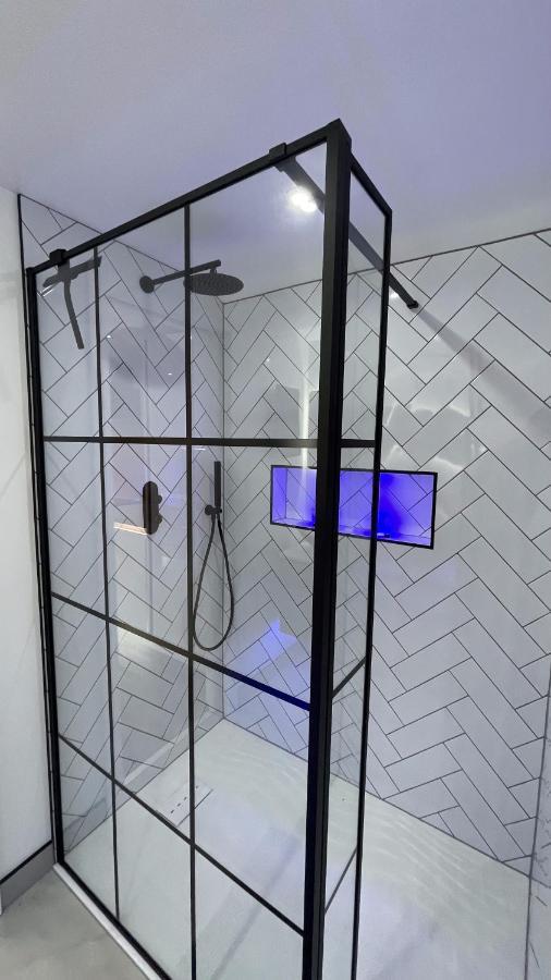 Apartment Private Luxury By The Sea, With A Personal Gym, Hot Tub, And Free Parking!