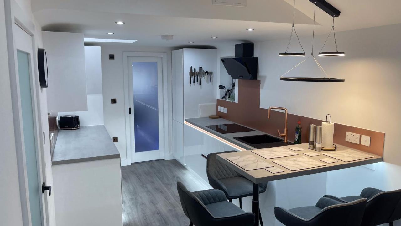 Private Luxury By The Sea, With A Personal Gym, Hot Tub, And Free Parking! Apartment Poole