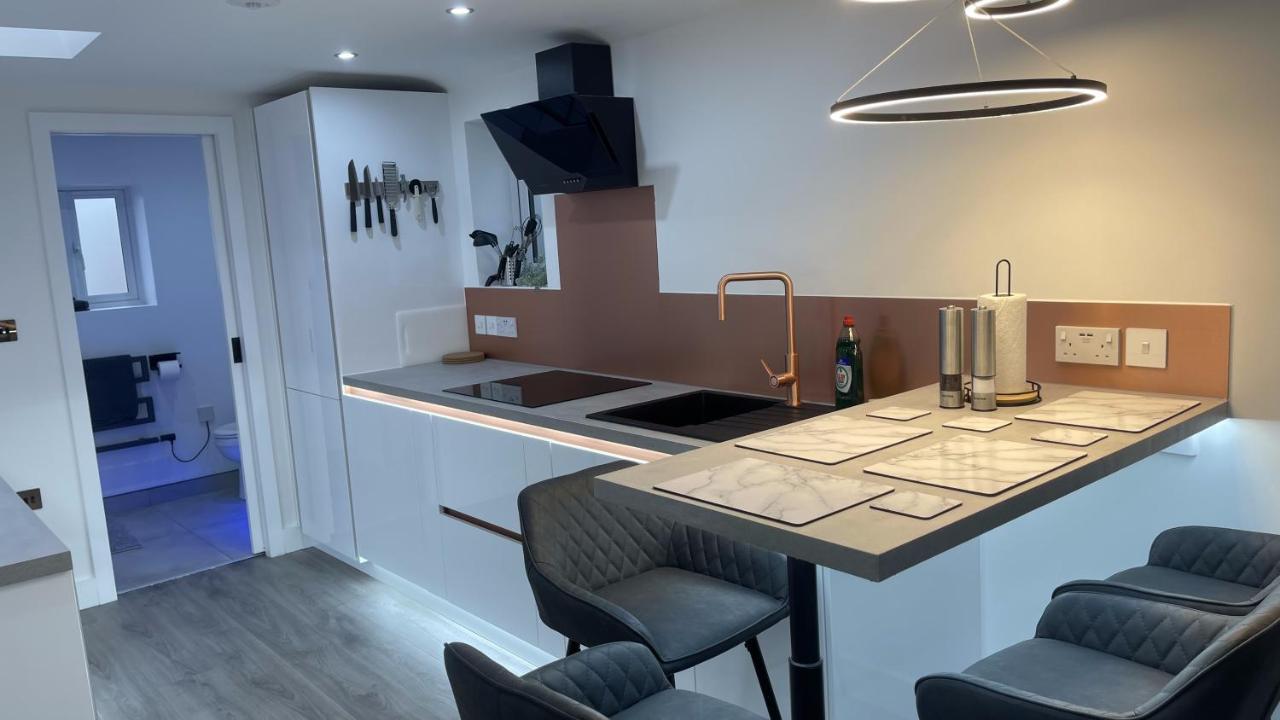 Private Luxury By The Sea, With A Personal Gym, Hot Tub, And Free Parking! Poole
