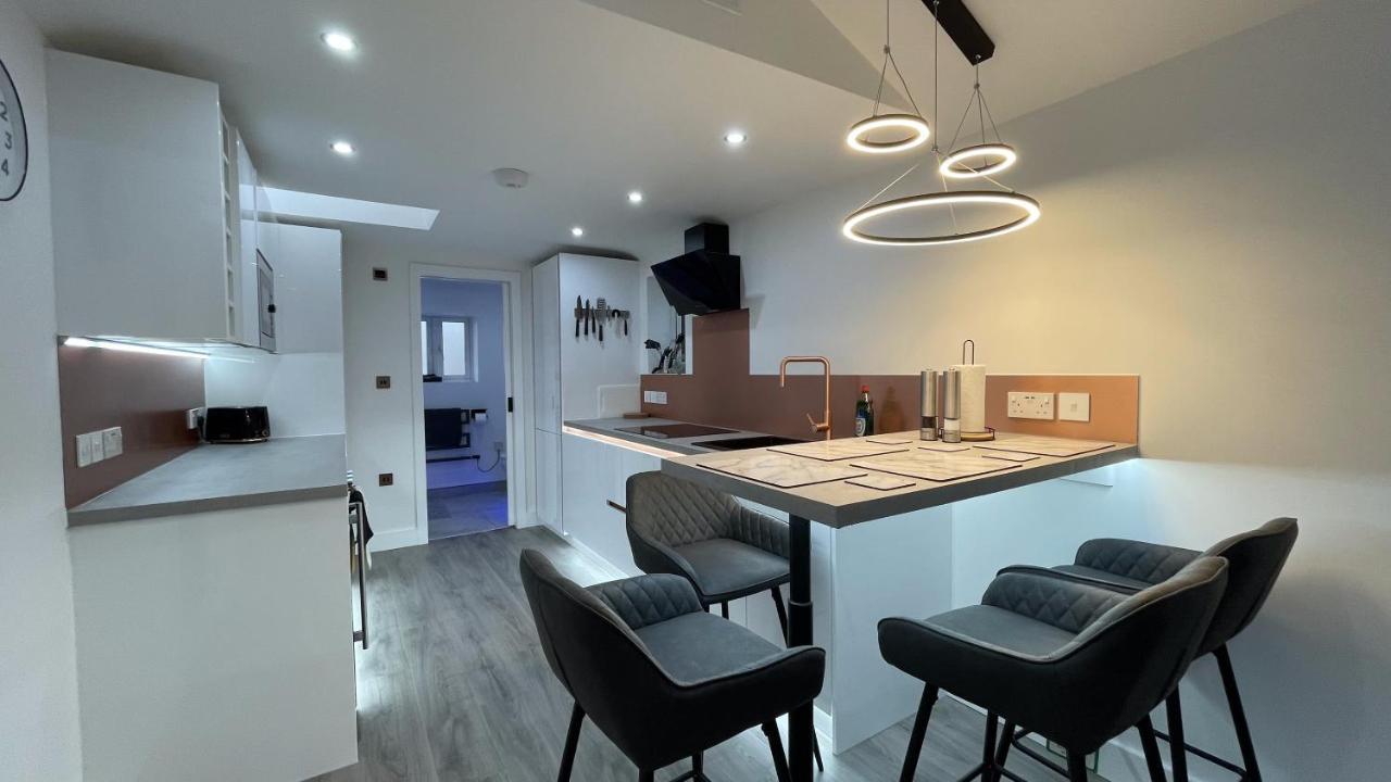 Private Luxury By The Sea, With A Personal Gym, Hot Tub, And Free Parking! Apartment