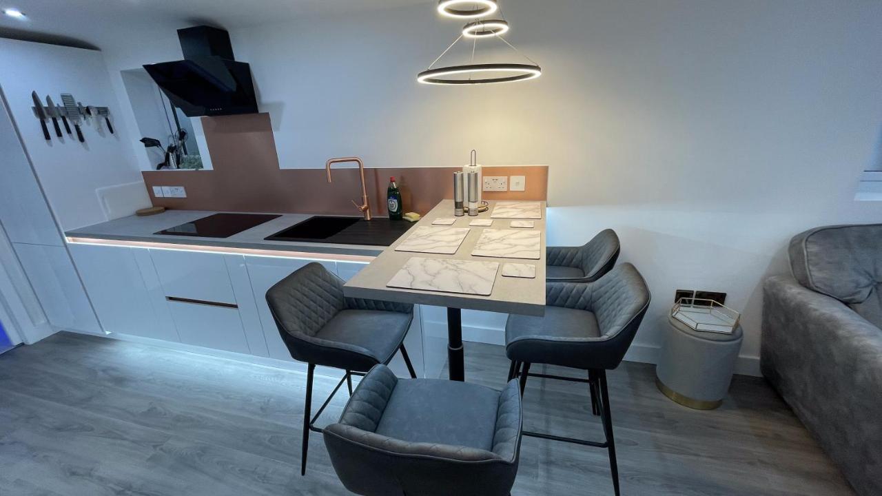 Private Luxury By The Sea, With A Personal Gym, Hot Tub, And Free Parking! Apartment Poole
