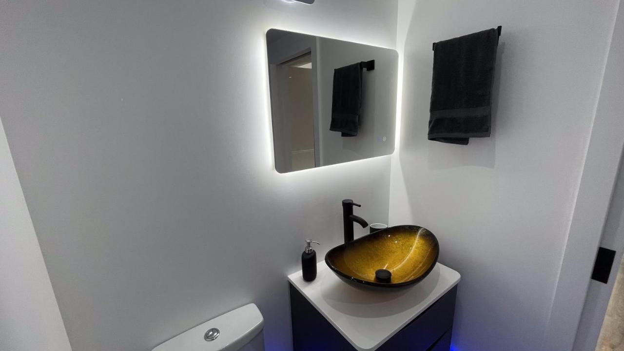 Apartment Private Luxury By The Sea, With A Personal Gym, Hot Tub, And Free Parking! *