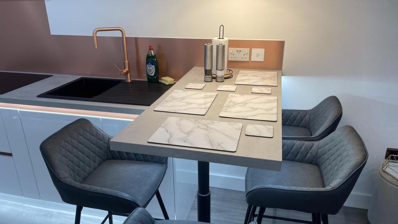 Apartment Private Luxury By The Sea, With A Personal Gym, Hot Tub, And Free Parking! *