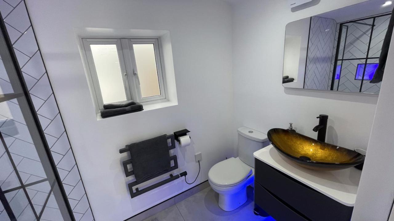 Apartment Private Luxury By The Sea, With A Personal Gym, Hot Tub, And Free Parking! Poole