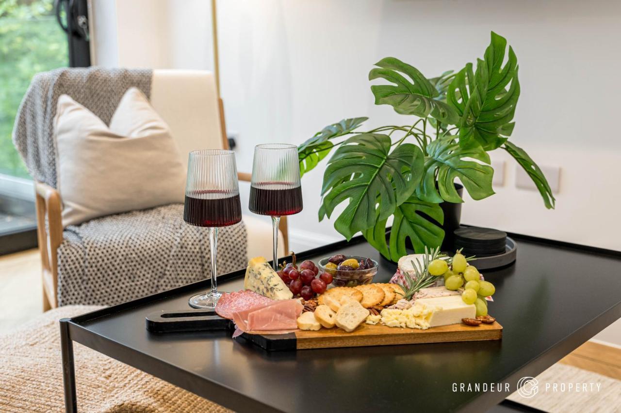 Apartment Aurora's Abode By Grandeur Poole