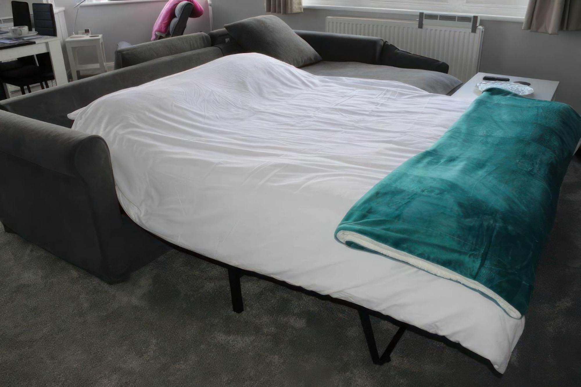 Lovely 2 Bed 2 Bath Flat With Free Parking Poole