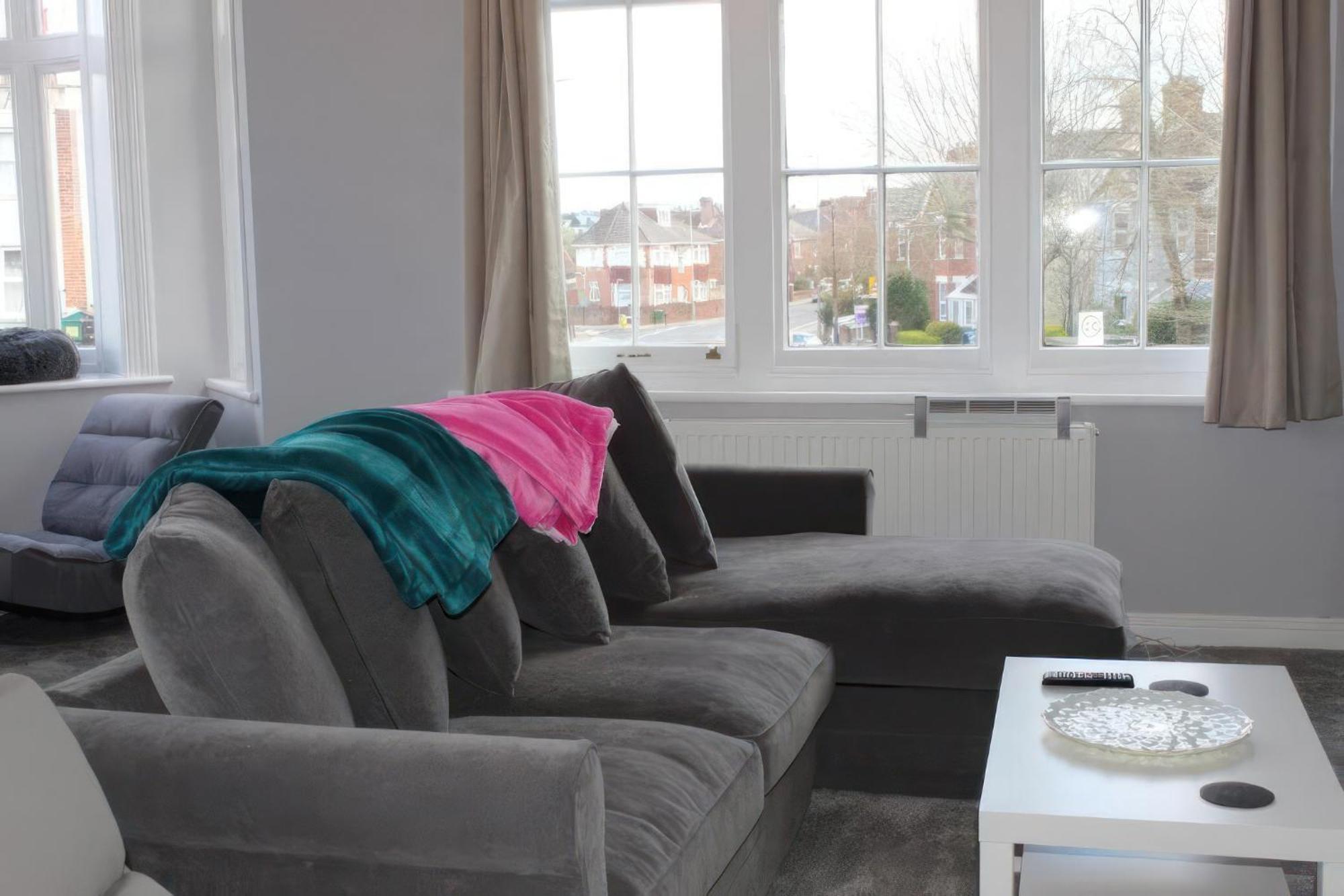 Lovely 2 Bed 2 Bath Flat With Free Parking Apartment