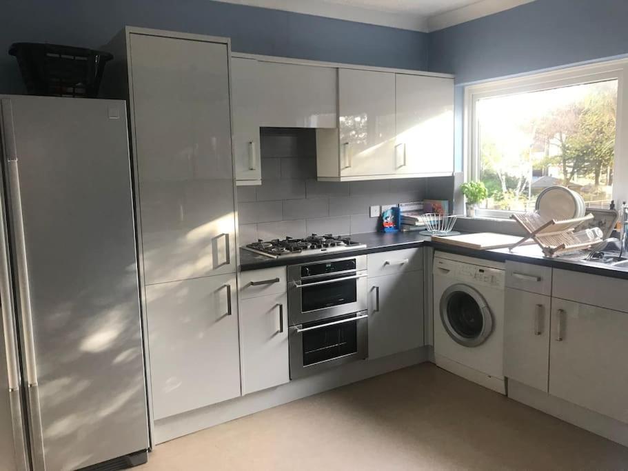 Spacious 5 Large Bedroom Victorian House - 2 Miles *