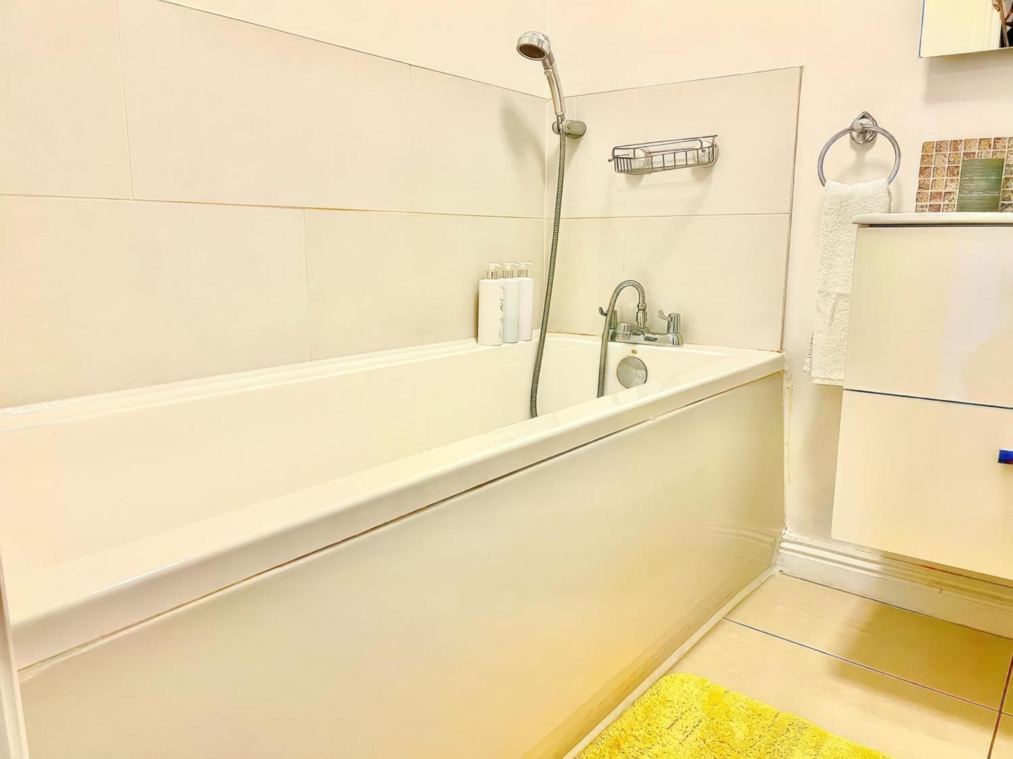 Lovely 2 Bed 2 Bath Flat With Free Parking Apartment